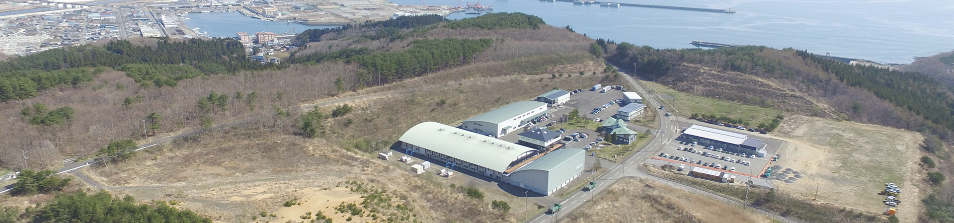 山中にある工場の写真