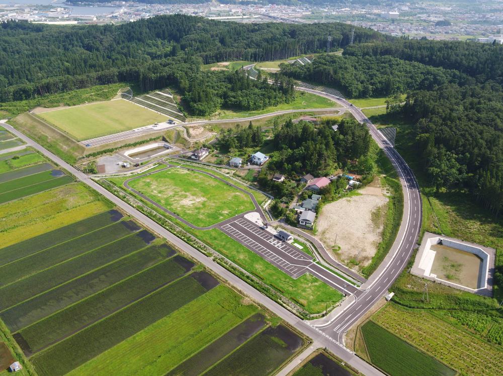 全方位を道路で囲まれた広い敷地の写真