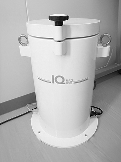 円柱型の放射測定器の白黒写真