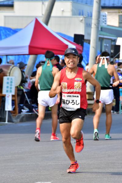 タレントの猫ひろしがマラソンランナーとして走っている写真