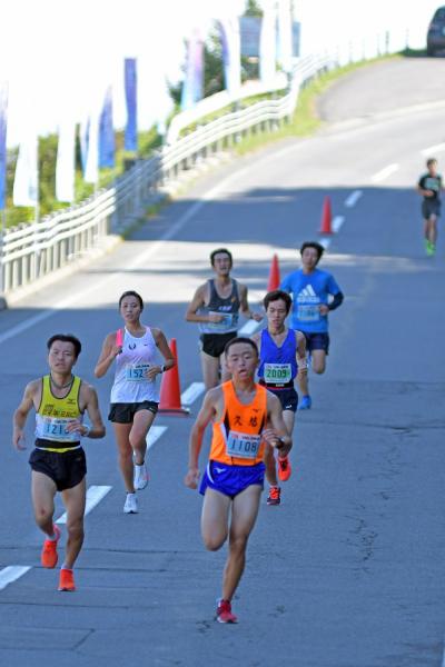 マラソンランナーたちが道路を走っている写真