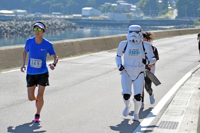 スターウォーズのストームトルーパーの格好をした人が道路を走っている写真