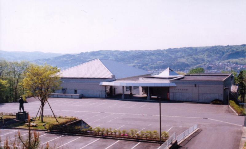 2棟の建物が渡り廊下で接続されている施設の外観の写真