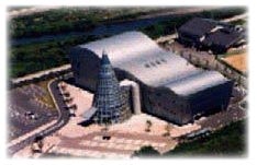 三角錐の形をした建物と屋根が波型になっている建物の写真