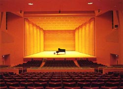 ステージにピアノが置かれているホールの写真