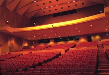 2階まであるホールの客席を見上げる形で写した写真