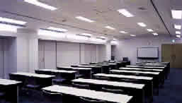 長机が並べられた広い一室の写真