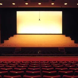 ホールの舞台とその前の客席の写真