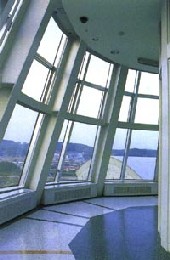 外の町並みが眺められる展望台の館内の写真