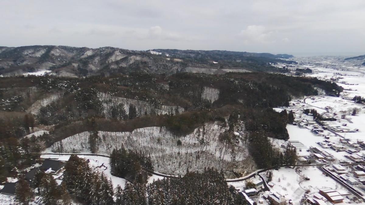 雪の積もっている山の航空写真