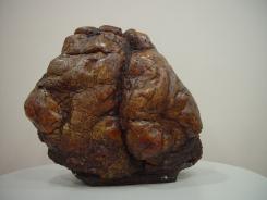 表面に艶のある赤茶色の岩の写真