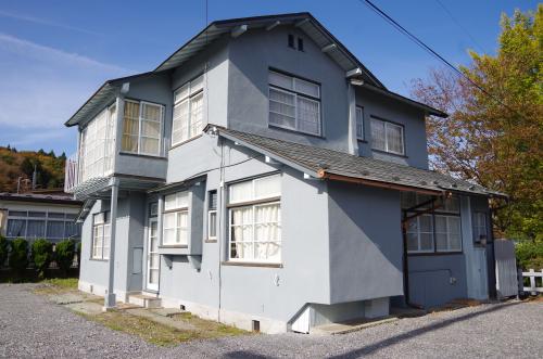 グレーの外壁にところどころが凸凹になっている建物の外観の写真