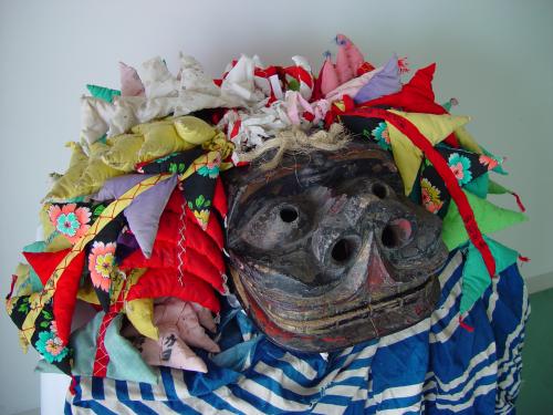 色とりどりの飾りがされている獅子頭の写真