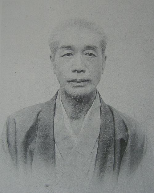 白髪で着物姿の男性の肖像画