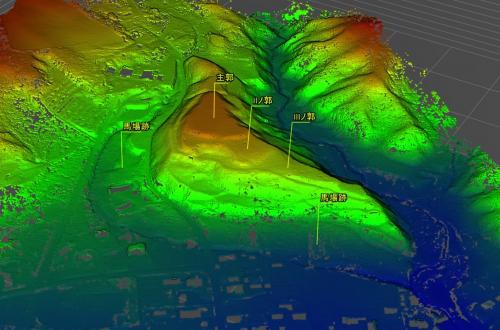 山々のレーザー測量によって色が分けられているデジタル標高地形図