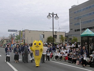 久慈秋まつりで明るい選挙の啓発をする明るい選挙推進協議会推進員とめいすいくん