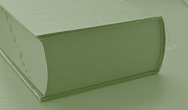 全体を緑に加工された分厚い辞書のような本の写真