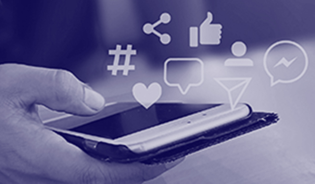 全体を青く加工された、スマホから様々なアイコンが出てきている写真