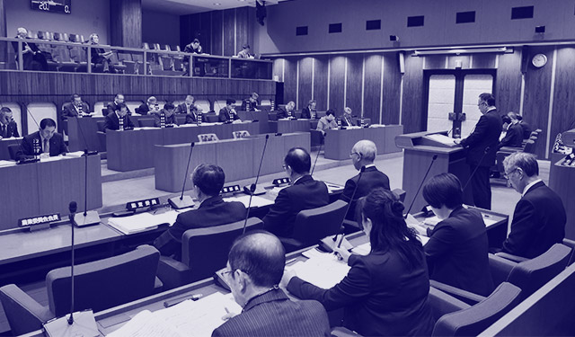 全体の色を青く加工されてる議会の写真