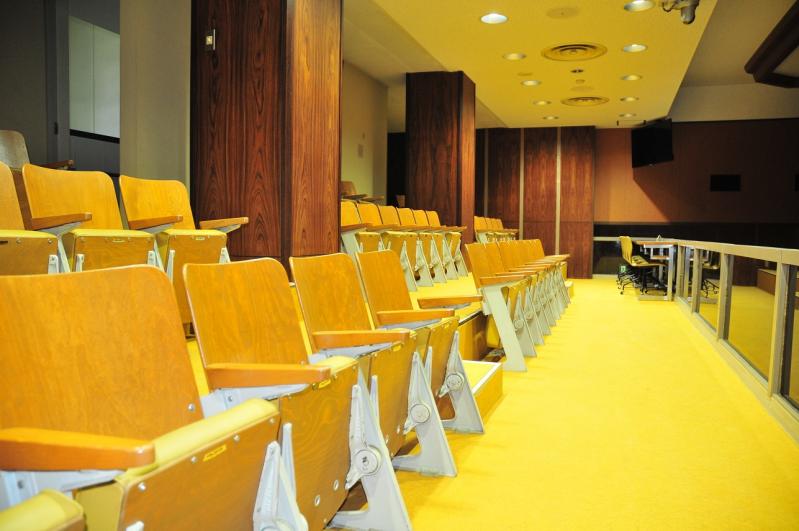 座面が折りたたみ式の椅子が設置されている室内の写真