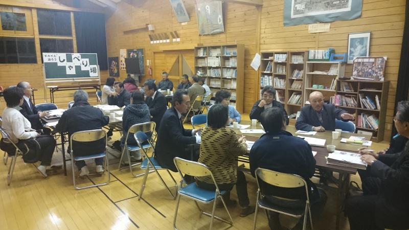 3つに分かれたテーブルに着き人々がそれぞれで話をしている写真