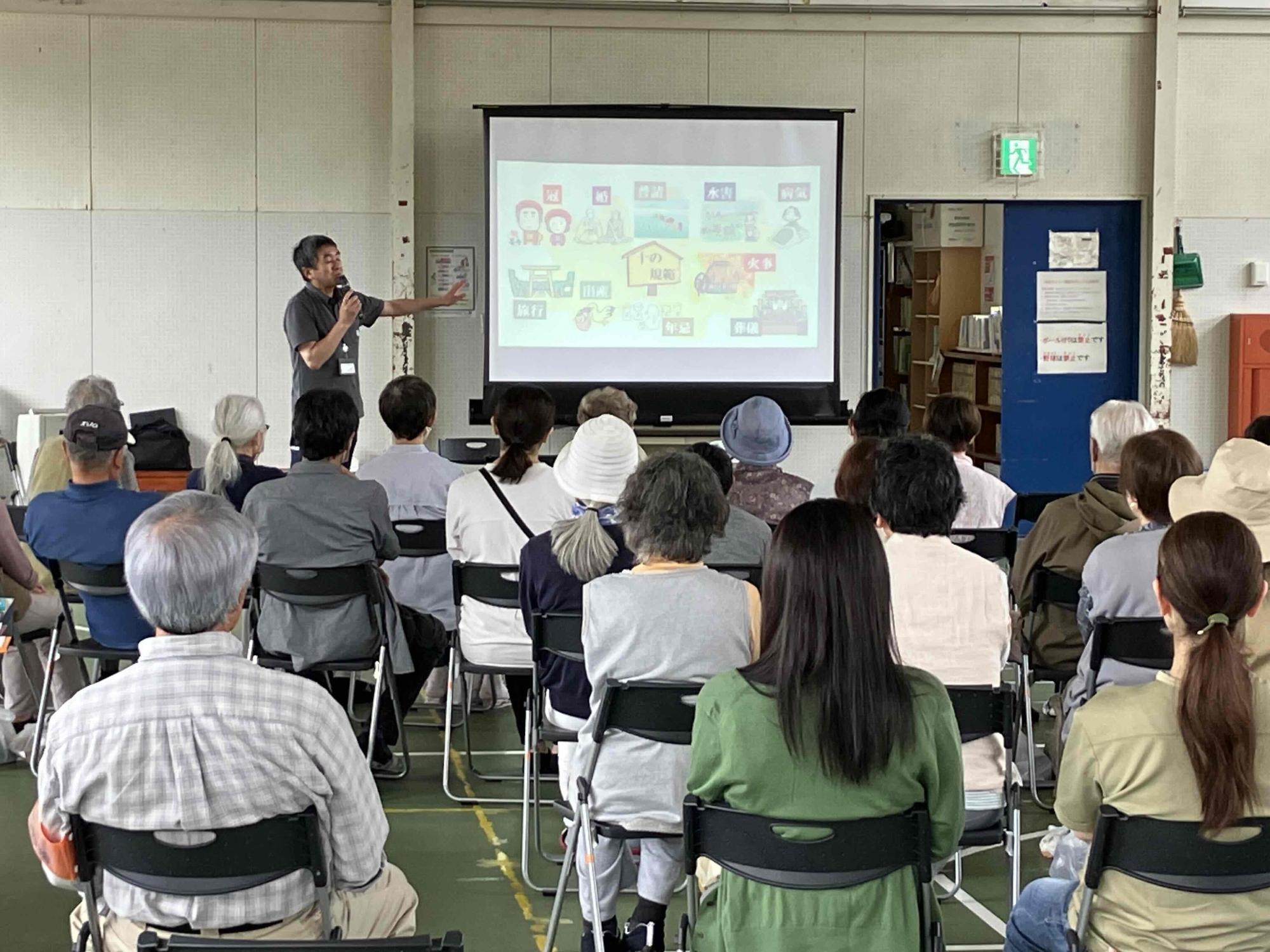 防災講話を聴いている様子