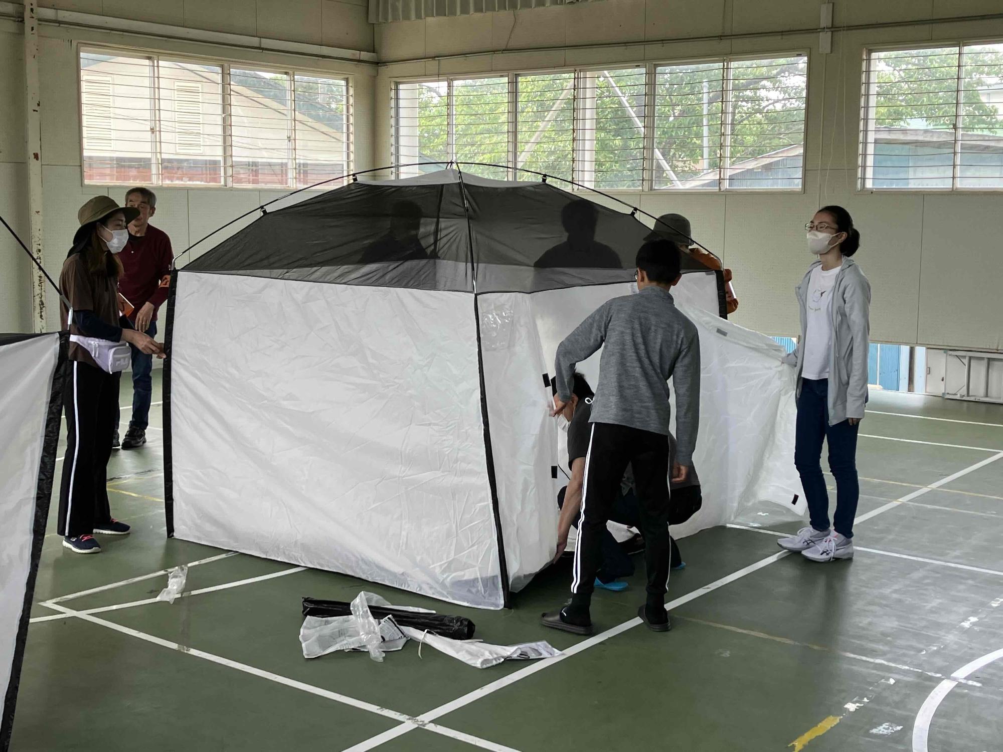 テントを組立てている様子