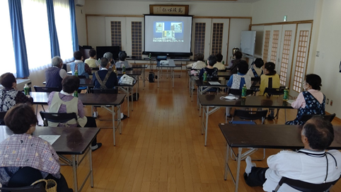 防災のDVDを見ている様子