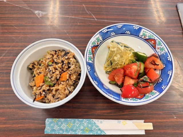 炊き出し訓練で作成した炊込みご飯、オムレツ、和え物