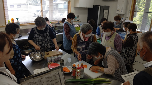 炊き出し訓練を行っている様子