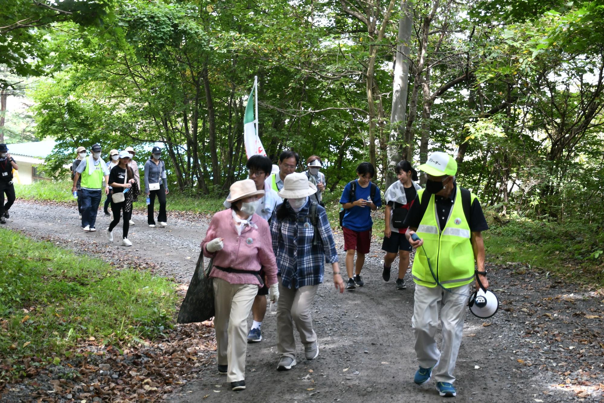 避難経路を確認している人々の写真