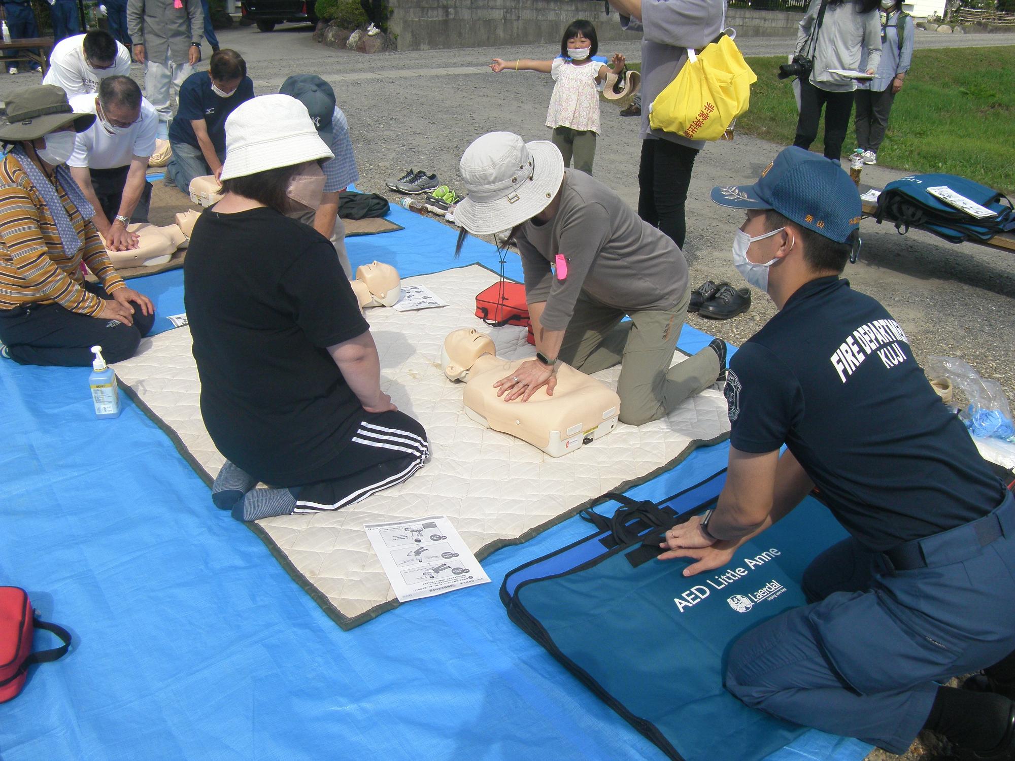 AEDの操作の確認をする人々の写真