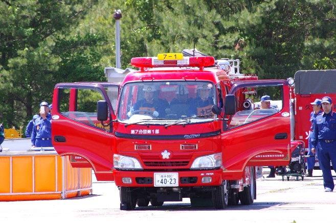 ドアがすべて開かれている消防車の正面の写真