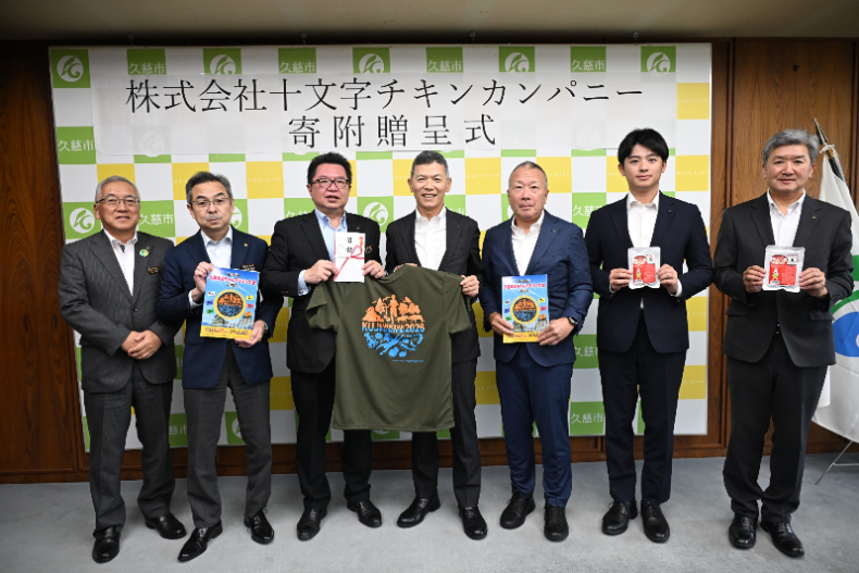 02_寄附贈呈式　記念写真（社長・市長・関係者）
