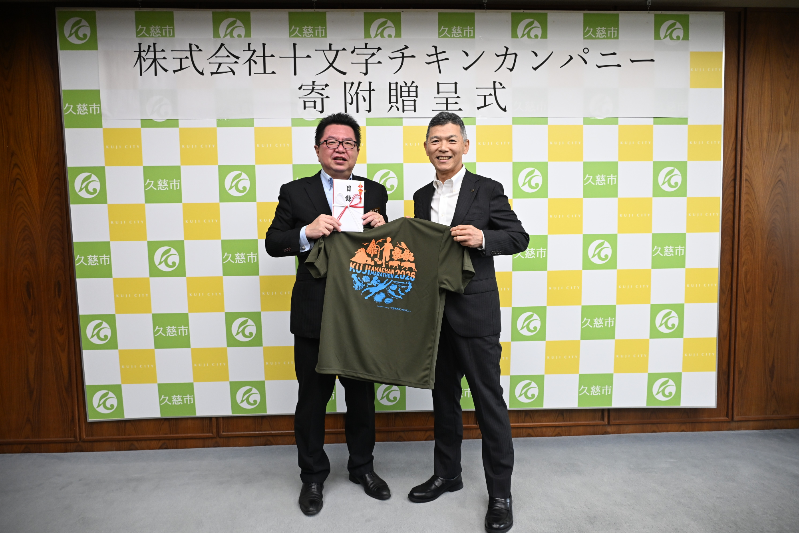 01_寄附贈呈式　記念写真（社長・市長）