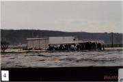 2011年3月11日に撮影された浸水し崩れかけている家屋の写真