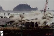 2011年3月11日に撮影されたクレーンの周りで激しくしぶきをあげる波の写真