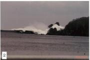 2011年3月11日に撮影されたしぶきをあげて高く波打つ海の白黒写真