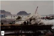 2011年3月11日に撮影されたクレーンが波に飲み込まれている写真