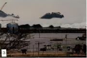 2011年3月11日に撮影された波が高く上がった海の写真