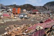 半壊・全壊した家々とその残骸が散らばる町並みの写真