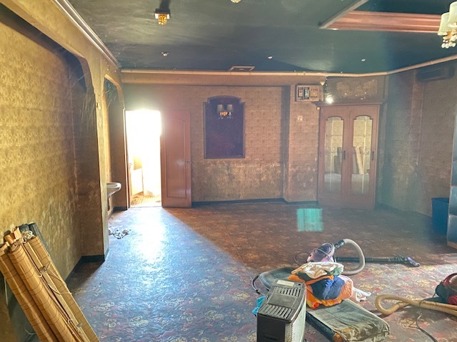 黒い天井に柄のある壁の部屋の写真