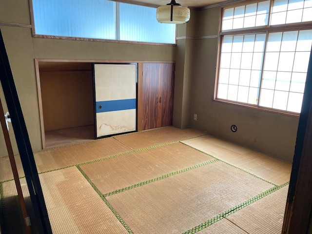 小さな押し入れと引き戸の付いた和室の写真