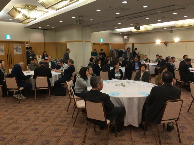 複数の人が円卓に着席している写真