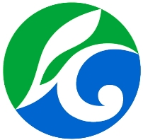 円形で緑色と青色で構成された久慈市の市章